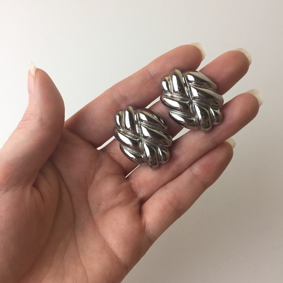 Vintage Gunmetal Silver Textured Clip On Earrings - Picture 6 of 8